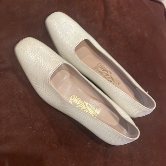 Salvature Ferragamo women / children shoes lightly used size 5 1/2 B. Tan color - Picture 12 of 16